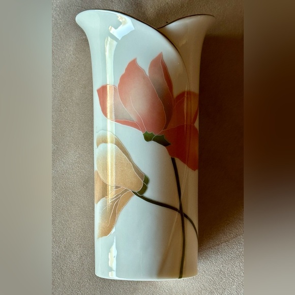 Vintage Toyo Japan Lotus Lily Vase. White, pink, cream. Gold asymmetrical rim. - Picture 1 of 12